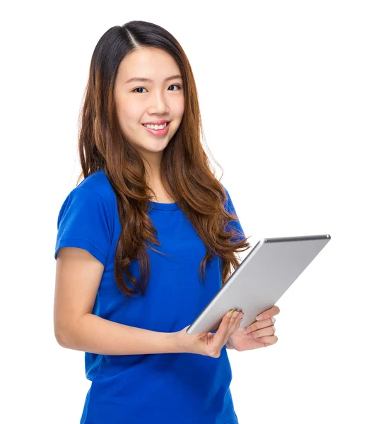 Mulher asiática com tablet digital — Fotografia de Stock