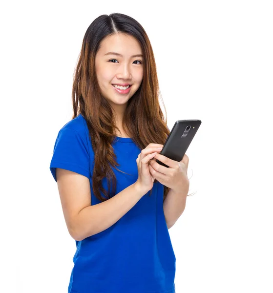 Mladá žena použití mobil — Stock fotografie