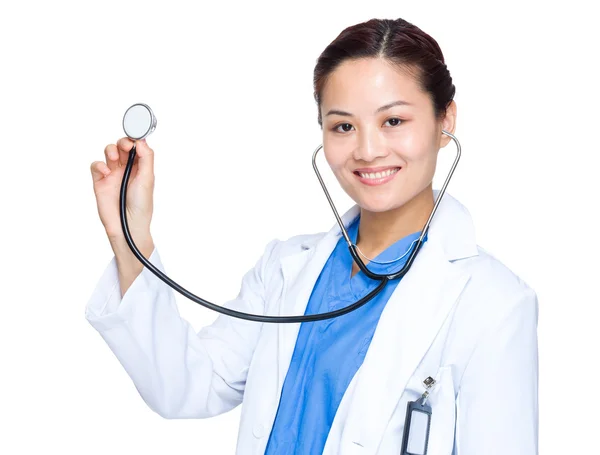 Vrouwelijke arts greep stethoscoop — Stockfoto