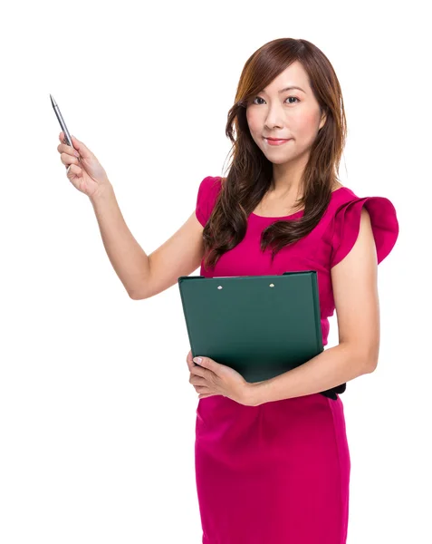 Volwassen zakenvrouw met Klembord pen omhoog — Stockfoto