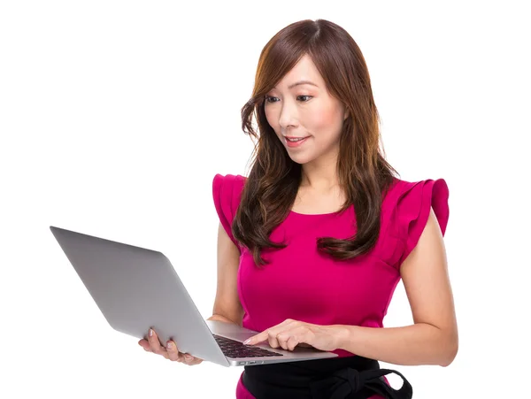 Volwassen zakenvrouw laptopcomputer gebruiken — Stockfoto