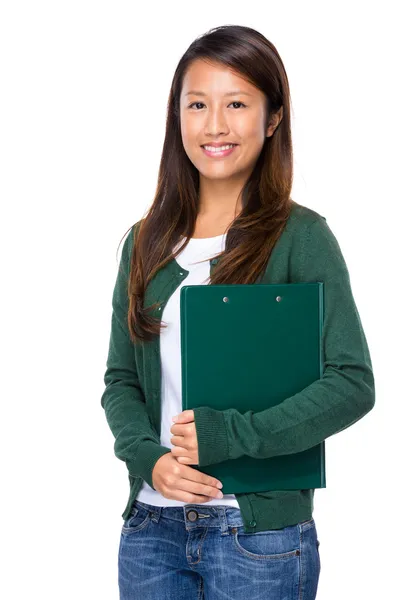 Asiatique jeune femme avec presse-papiers — Photo