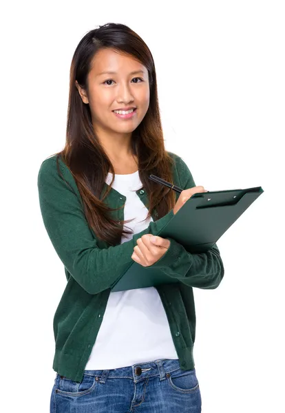 Aziatische jonge vrouw schrijven op Klembord — Stockfoto