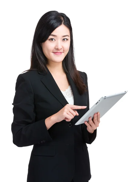 Affärskvinna användning digital tablet — Stockfoto