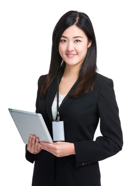 Азиатская предпринимательница держит планшет — стоковое фото
