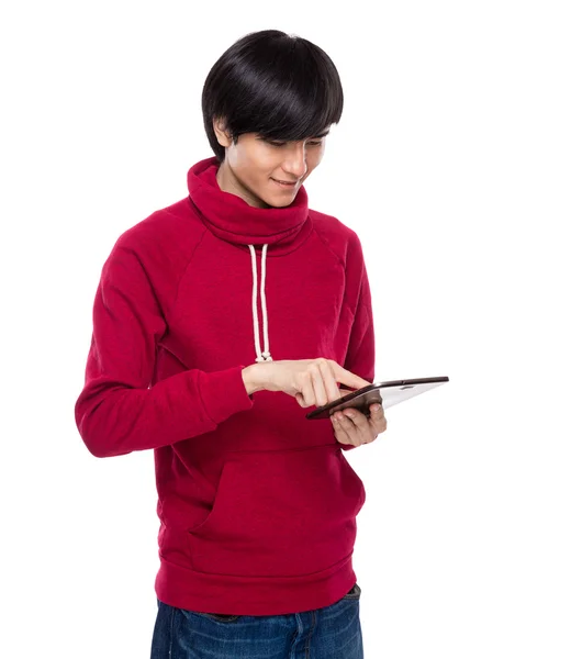 Az ember használ digitális tabletta — Stock Fotó
