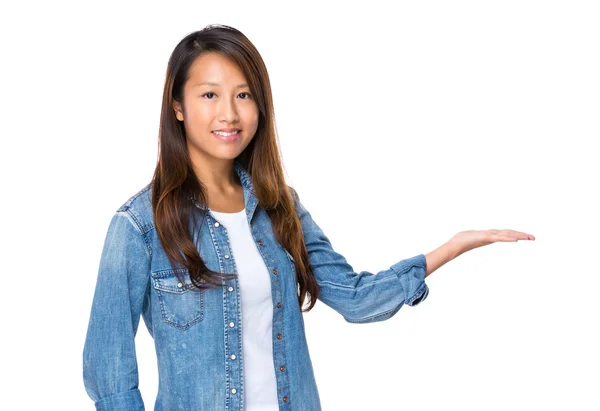 Woman with open hand palm present — Stock Photo, Image