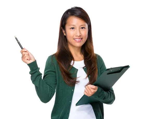 Mujer con portapapeles y pluma — Foto de Stock