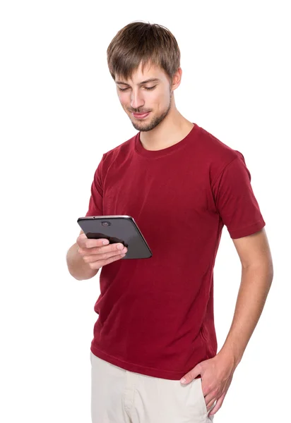 Homme caucasien regarder tablette numérique — Photo
