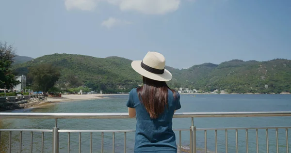 Femme Profiter Vue Sur Mer Campagne — Photo