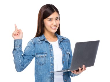 dizüstü bilgisayar ve parmak kadar kadın