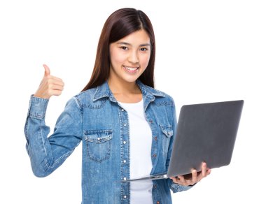 laptop ve başparmak ile kadın