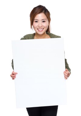 Beyaz bayrağı olan genç bir kadın