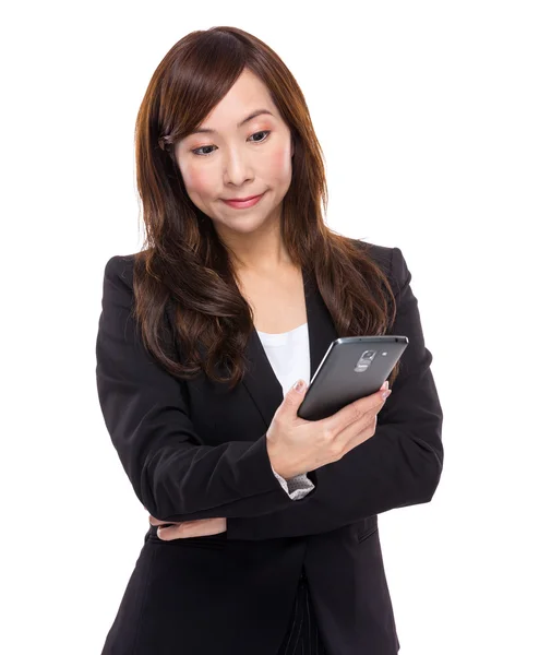 Affärskvinna läsa meddelandet på mobiltelefon — Stockfoto