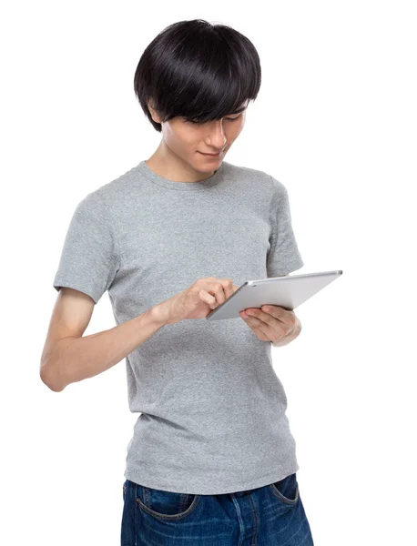 Młody człowiek wykorzystania cyfrowy tablicowy — Zdjęcie stockowe