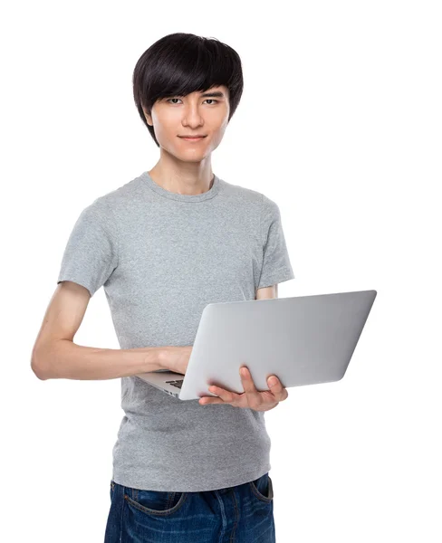 남자 사용 노트북 컴퓨터 — 스톡 사진