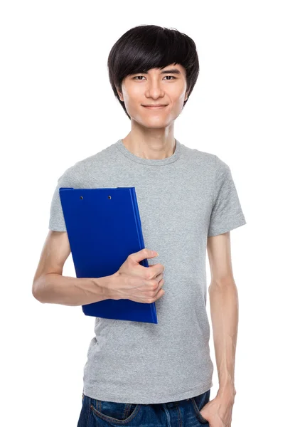 Aziatische jonge man houden Klembord — Stockfoto