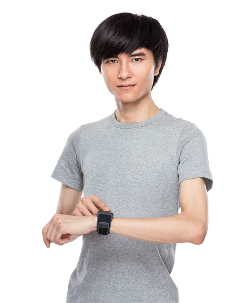 Jeune homme toucher sur smartwatch — Photo