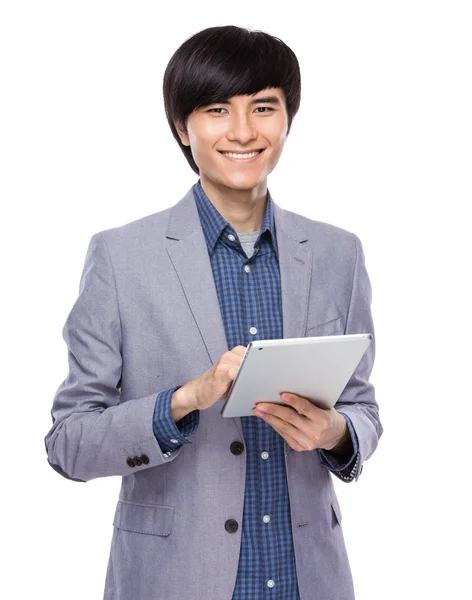 Azjatycki biznesmen wykorzystania cyfrowy tablicowy — Zdjęcie stockowe