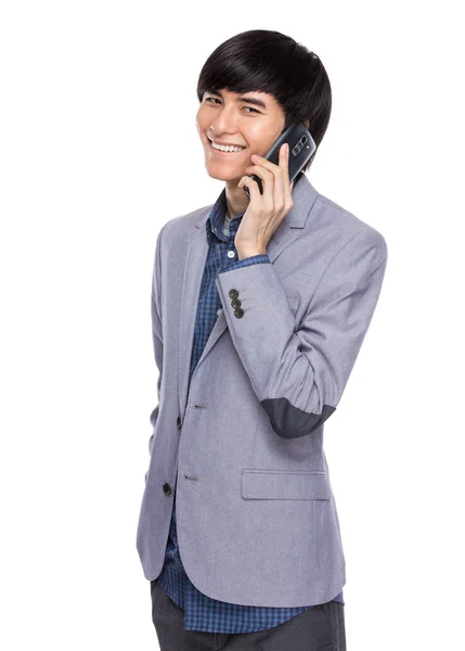 Азиатский бизнесмен разговаривает с мобильным телефоном — стоковое фото