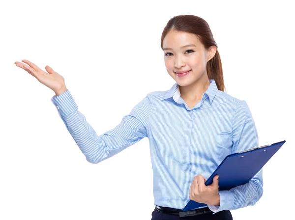 Businesswoman with clipboard and hand presentation — Stock Photo, Image