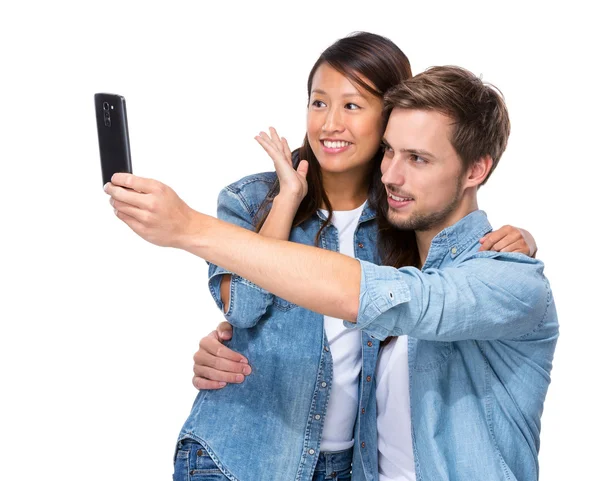 Asiatische Mädchen und kaukasische junge nehmen Selfie — Stockfoto