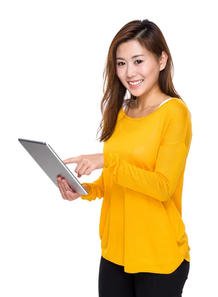 Kvinna använda digital tablet — Stockfoto
