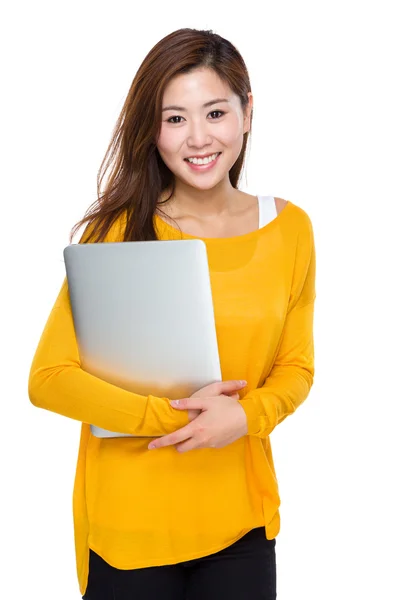 Frau hält Laptop in der Hand — Stockfoto