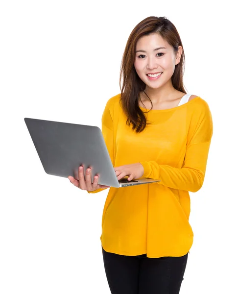 Kvinna använder bärbar dator — Stockfoto