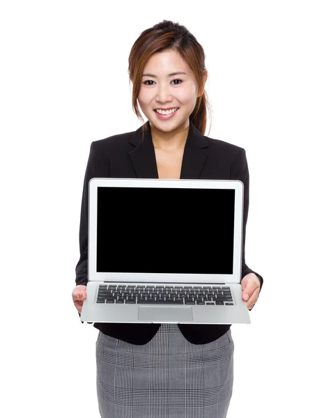 Espectáculo de mujer de negocios con pantalla en blanco del ordenador portátil —  Fotos de Stock