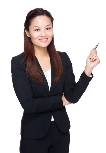 Asiática mujer de negocios con pluma señalar — Foto de Stock