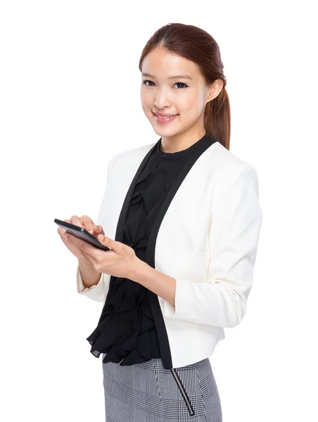 Businesswoman używać smartfona — Zdjęcie stockowe