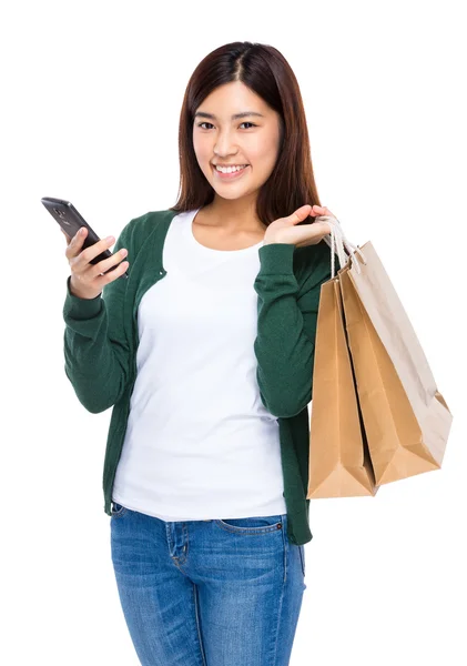 Vrouw wachtruimte shopping bag en cellphone — Stockfoto