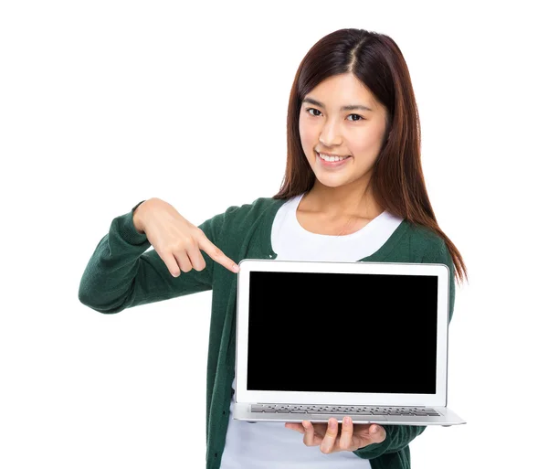 Vrouw show met laptop — Stockfoto