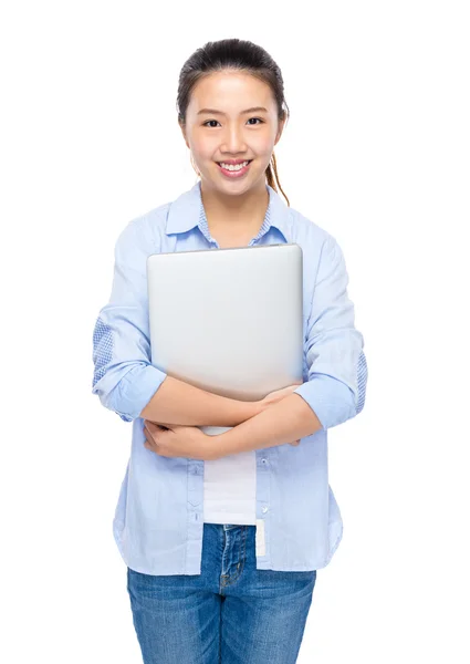 Asiatische Frau hält Laptop — Stockfoto