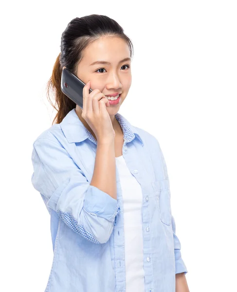 Kvinna prata med mobiltelefon — Stockfoto