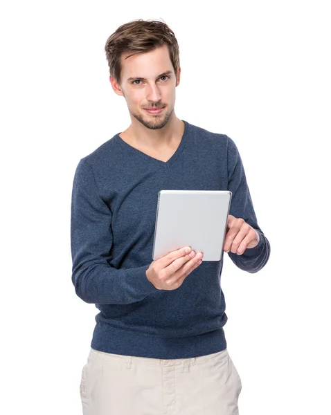 Europæisk mand bruger digital tablet - Stock-foto