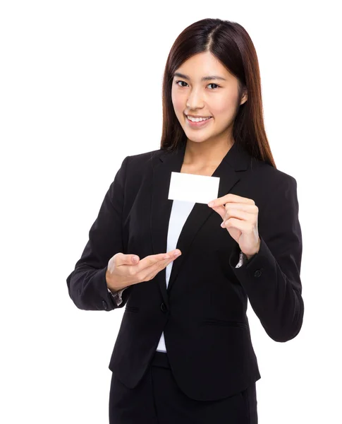 Aziatische zakenvrouw aanwezig met de naam kaart — Stockfoto