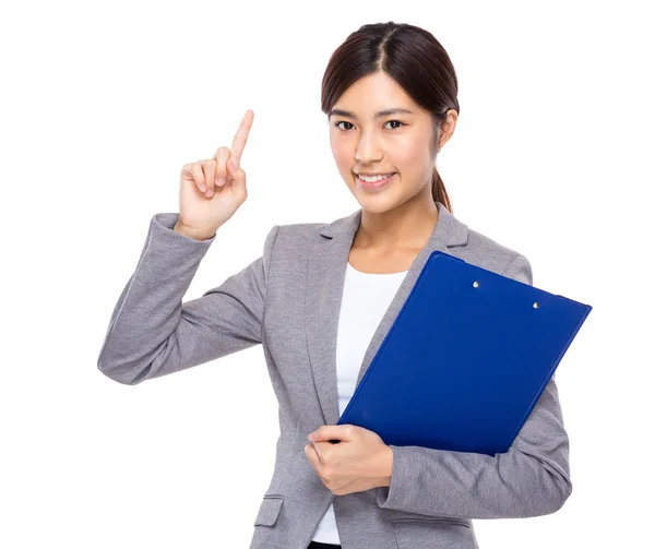 Affärskvinna med Urklipp och finger pekar upp — Stockfoto