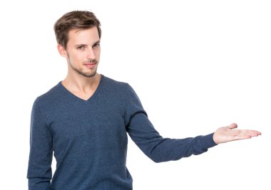 Elle sunum yapan Avrupalı adam