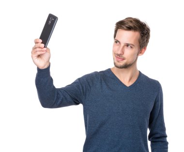 Beyaz adam selfie çekiyor.