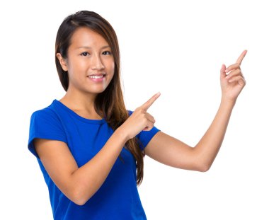 iki el işaret olan kadın