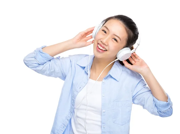 Aziatische jonge vrouw luisteren naar muziek met hoofdtelefoon — Stockfoto