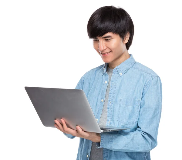 Asyalı genç adam bak dizüstü bilgisayar — Stok fotoğraf