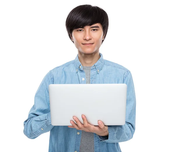 Азиатский молодой человек с ноутбуком — стоковое фото