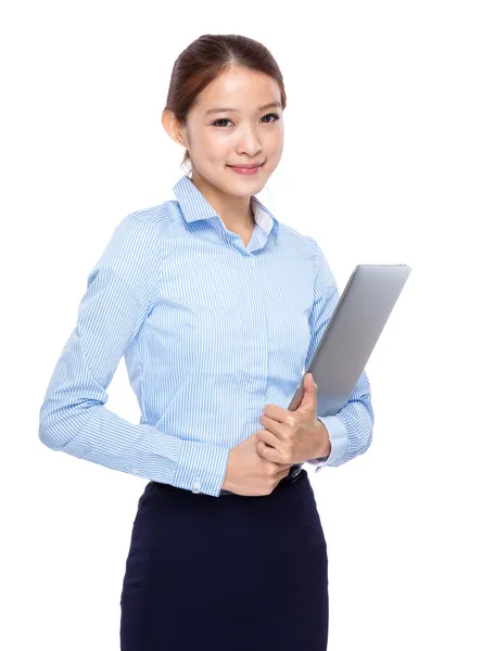 Jonge Aziatische zakenvrouw met laptopcomputer — Stockfoto