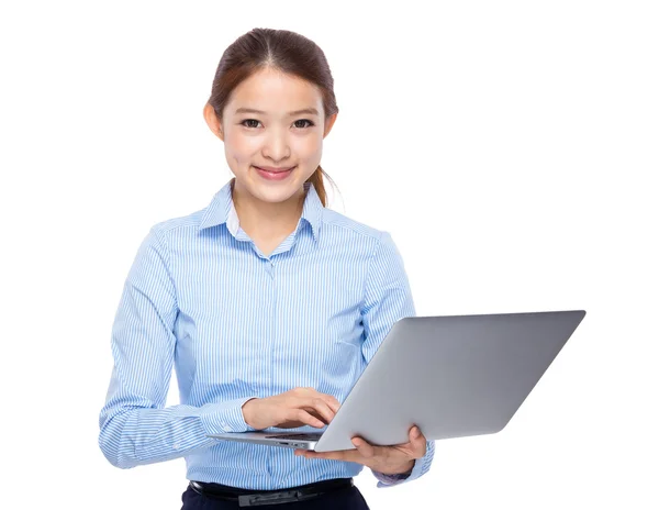 Asiática mujer de negocios uso portátil ordenador —  Fotos de Stock