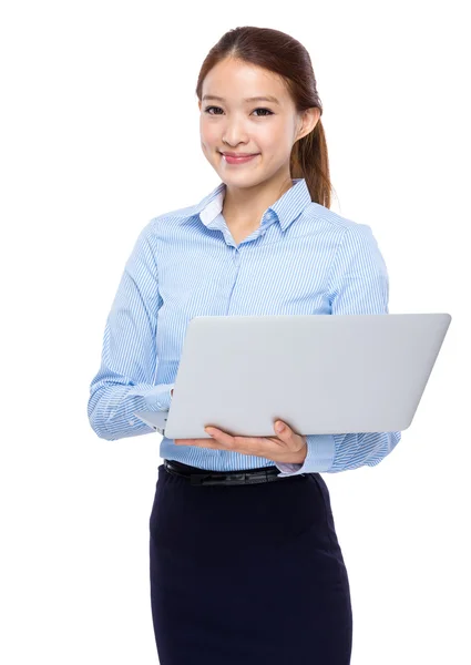 Aziatische zakenvrouw gebruik zakboekje computer — Stockfoto