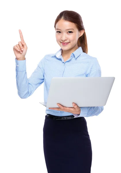 Affärskvinna använder bärbar dator och finger upp — Stockfoto
