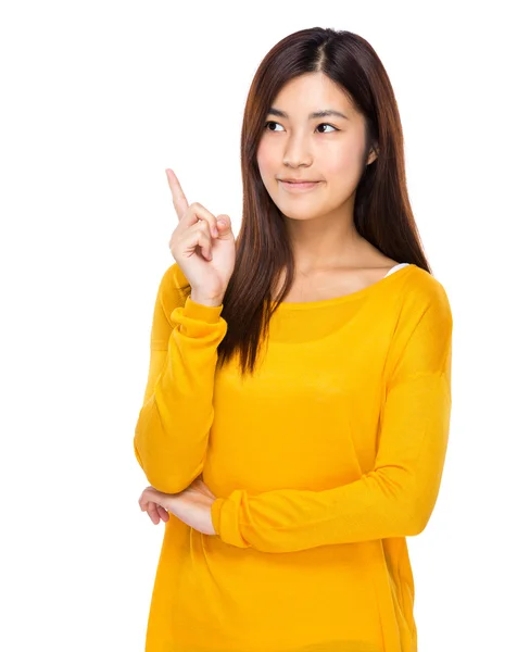 Aziatische jonge vrouw denk idee met vinger punt omhoog — Stockfoto